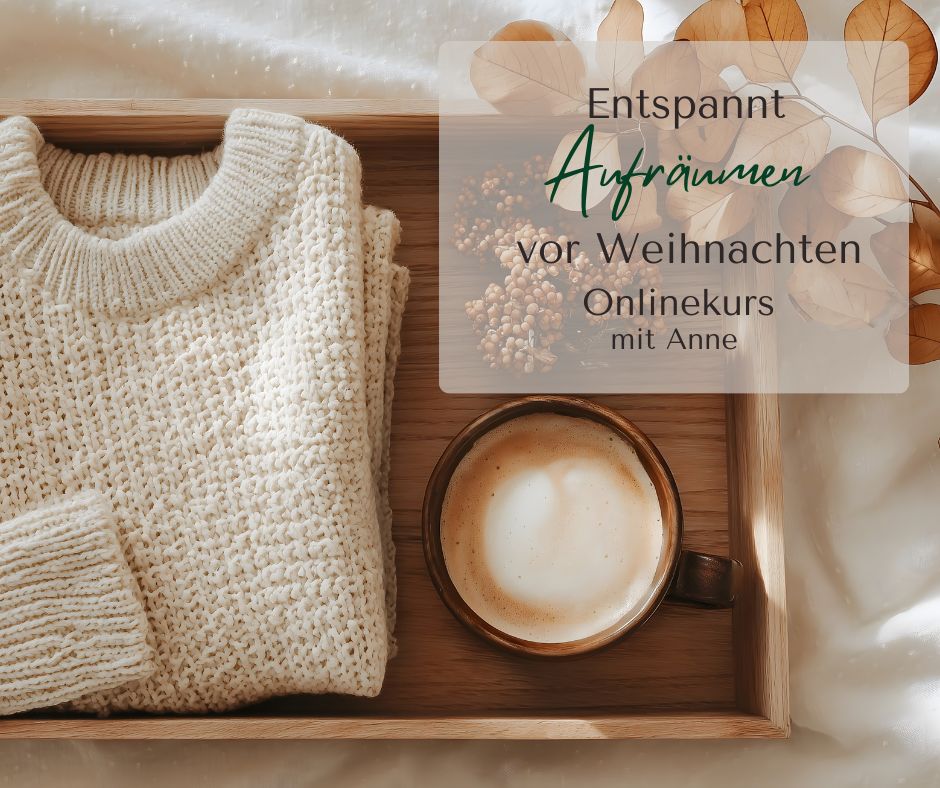 Onlinekurs „Entspannt Aufräumen vor Weihnachten“ mit Anne Voß – gemütliches Stillleben mit Pullover, Cappuccino und Trockenblättern als Symbol für Achtsamkeit, Ruhe und Leichtigkeit.