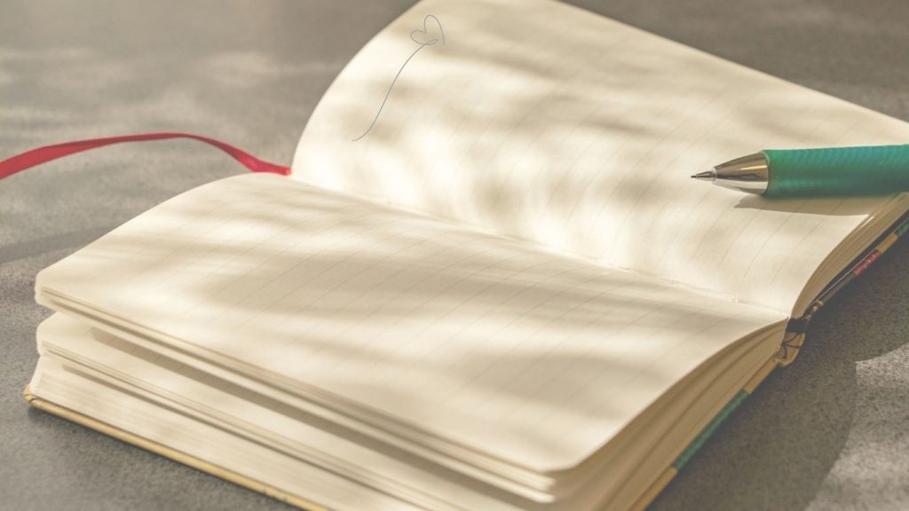 Offenes Notizbuch im warmen Licht mit dem Schriftzug „Be Your Valentine“ – Valentinstag Zoom-Session mit The Work von Anne Voß.