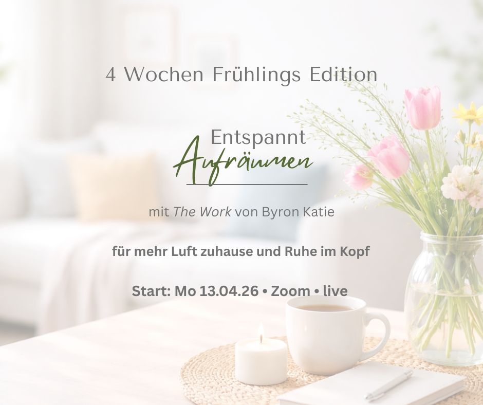 Frühlingshafte Wohnszene mit Blumen, Tee und Notizbuch – entspannt aufräumen und innere Klarheit finden mit The Work von Byron Katie.
